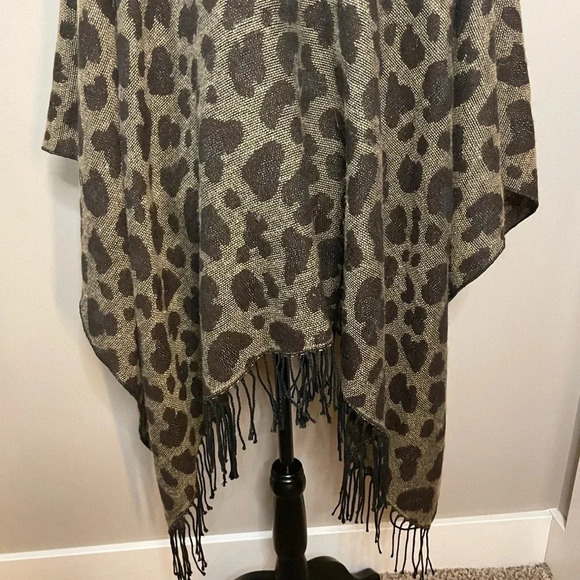 Animal Print Neutral Colored Blanket Shawl Shrug with Fringe - Picture 8 of 10